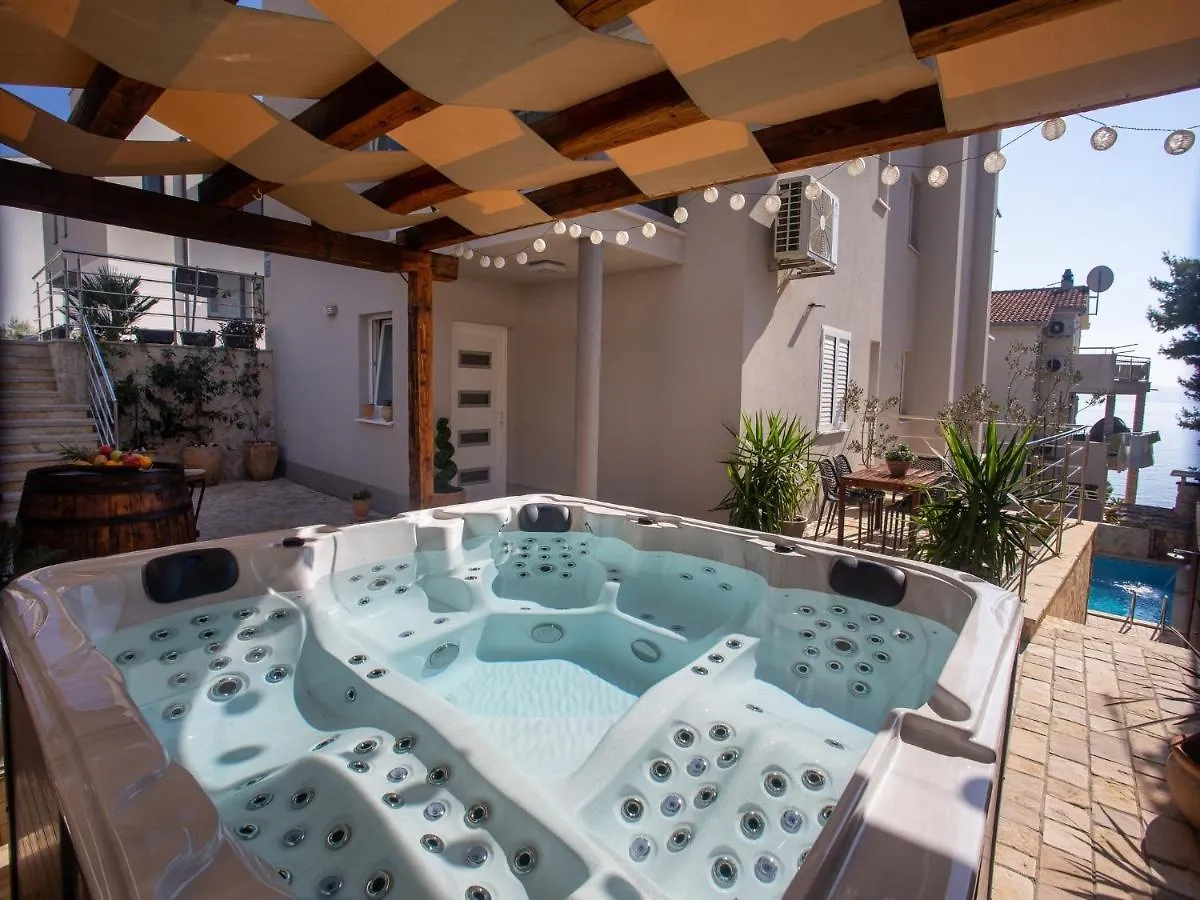Apartments Aqua Trogir 0*,